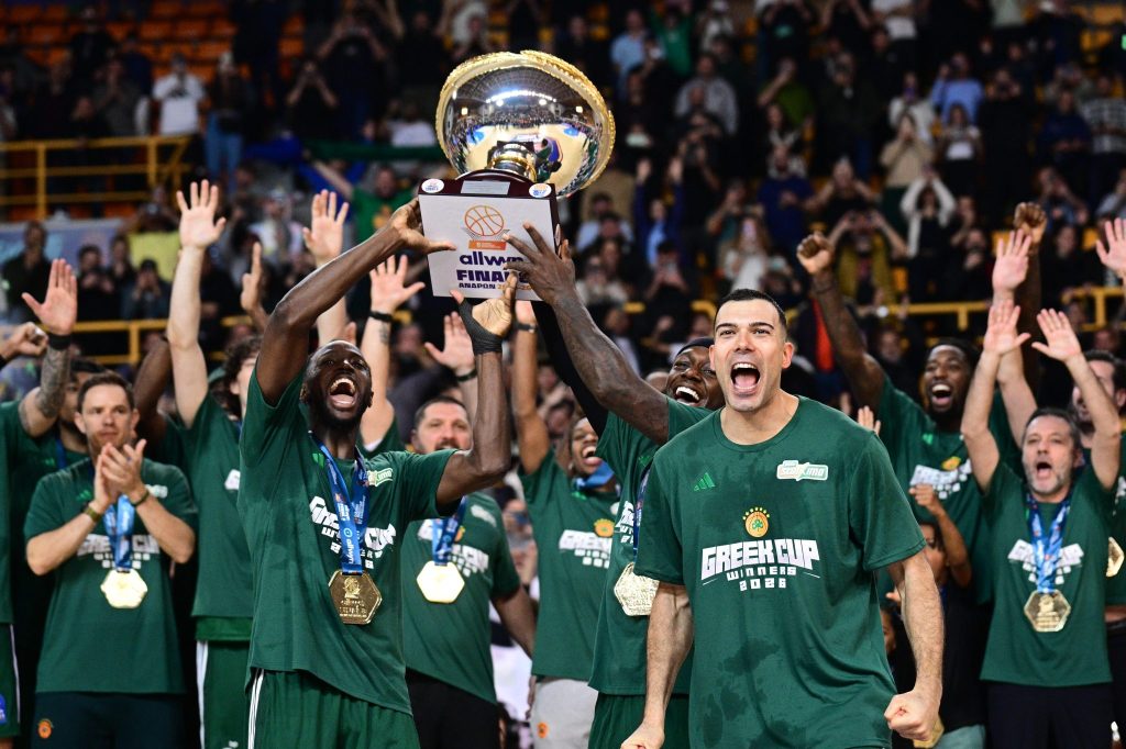 Η απονομή του Κυπέλλου στον Παναθηναϊκό: Ο Σλούκας έδωσε την κούπα σε Ναν και Γκραντ (vids)