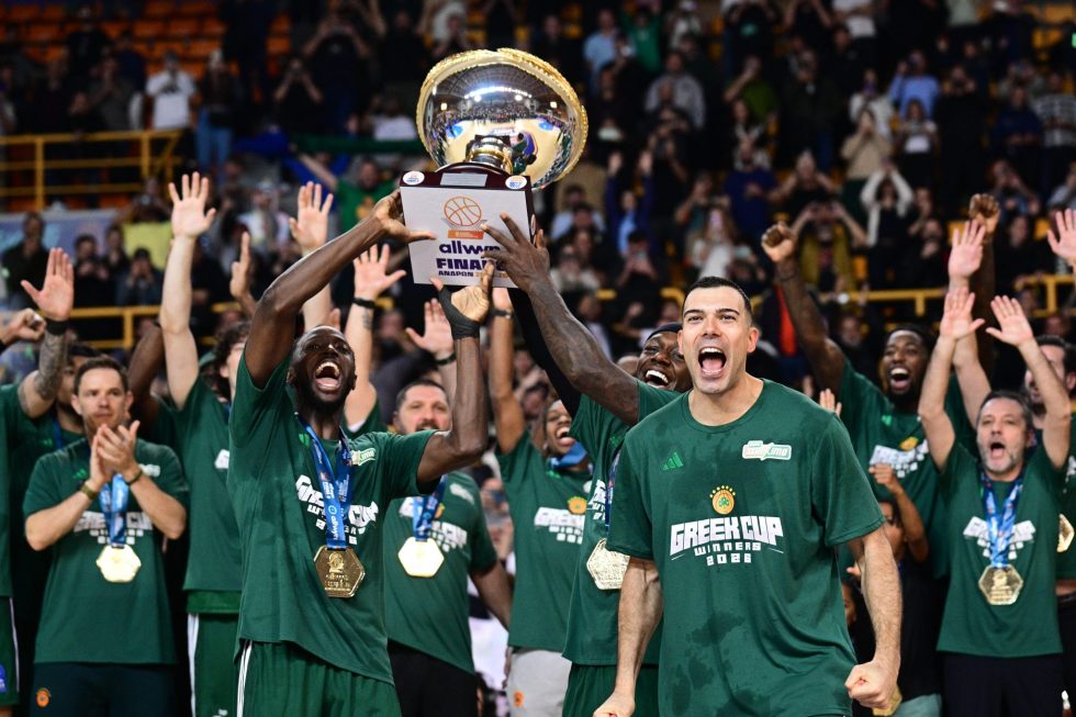 Η απονομή του Κυπέλλου στον Παναθηναϊκό: Ο Σλούκας έδωσε την κούπα σε Ναν και Γκραντ (vids)