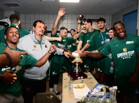 Η ομιλία του Εργκίν Αταμάν και η συγκινητική αφιέρωση του Κώστα Σλούκα (vid)