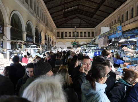 Το «αδιαχώρητο» στη Βαρβάκειο αγορά για το σαρακοστιανό τραπέζι – Πού κυμαίνονται οι τιμές