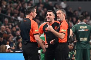 Χαμός στο τέλος στο ΟΑΚΑ με τους διαιτητες (vids)