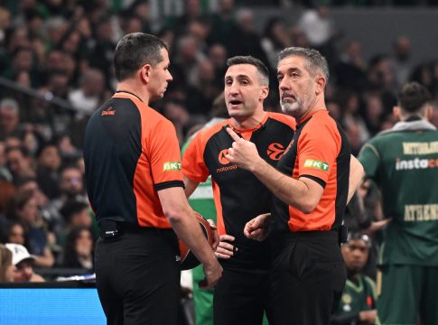 Χαμός στο τέλος στο ΟΑΚΑ με τους διαιτητες (vids)