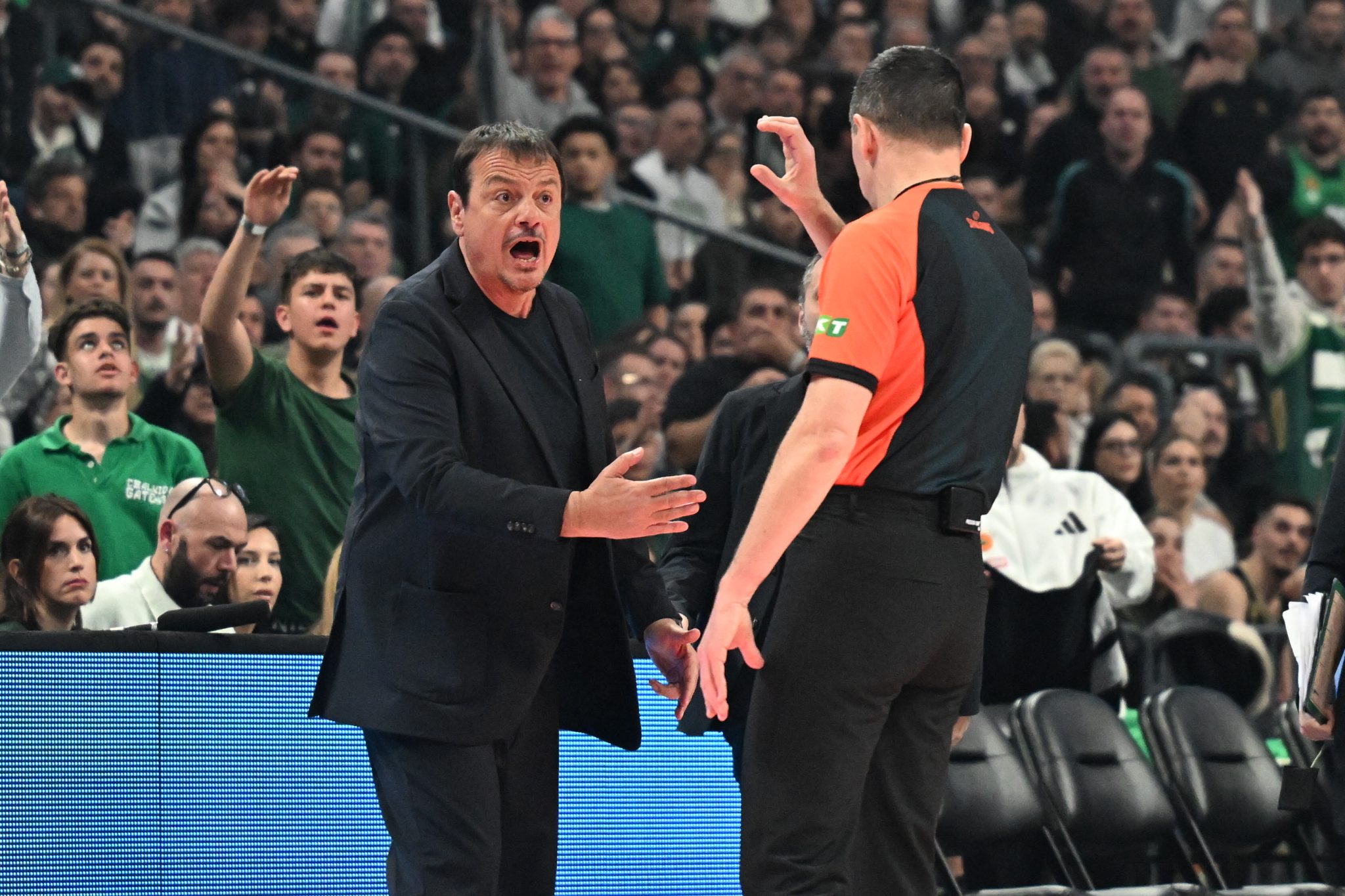 Έξω φρενών ο Αταμάν με τους διαιτητές: Χρεώθηκε τεχνική ποινή για διαμαρτυρία