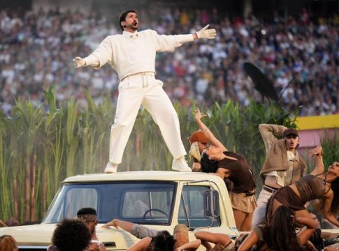 Super Bowl: Οι… θάμνοι του Bad Bunny και η αμοιβή τους για τη συμμετοχή στο φαντασμαγορικό σόου (vids)