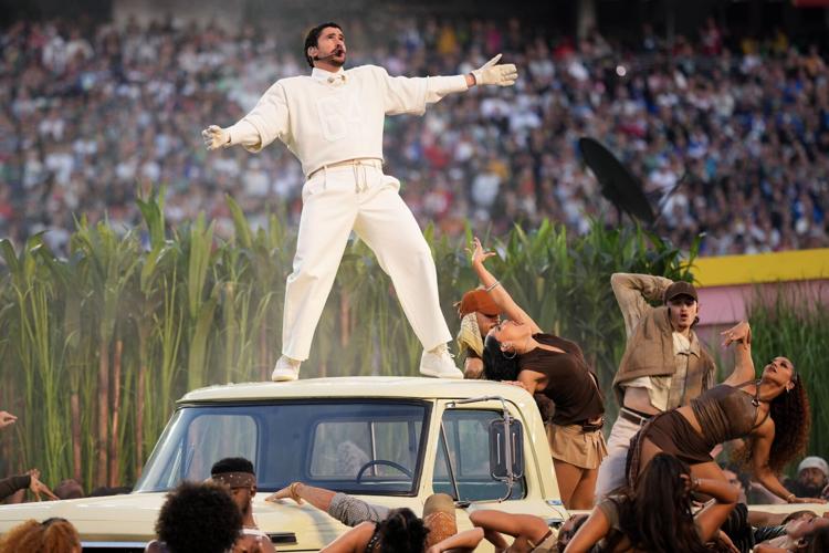 Super Bowl: Οι… θάμνοι του Bad Bunny και η αμοιβή τους για τη συμμετοχή στο φαντασμαγορικό σόου (vids)