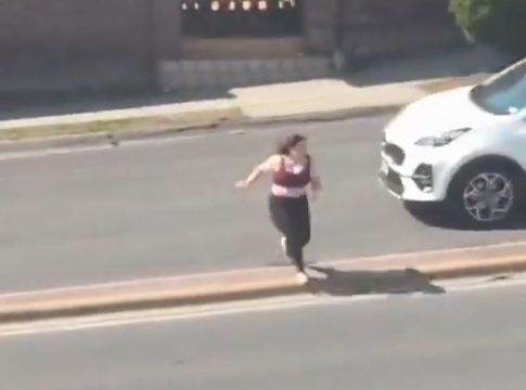 Μεξικό: Σοκαριστικό τροχαίο – Αυτοκίνητο χτυπά γυναίκα και την εκτοξεύει μέτρα μακριά (vid)