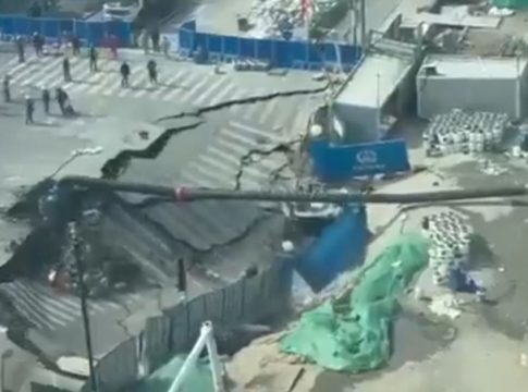 Σανγκάη: Βίντεο που κόβει την ανάσα – Τεράστια καθίζηση «καταπίνει» δρόμο