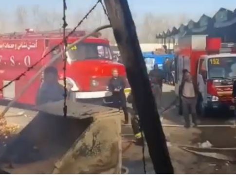 Ιράν: Τέσσερις νεκροί από τη συντριβή στρατιωτικού ελικοπτέρου σε αγορά οπωροκηπευτικών