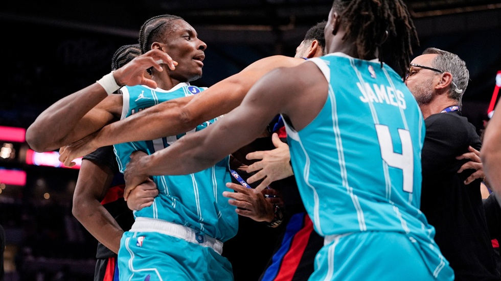 Χαμός στο Χόρνετς-Πίστονς με ξύλο ανάμεσα στους παίκτες – Τέσσερις αποβολές (vid)