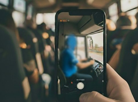 Επιβάτης τραβάει βίντεο τον οδηγό του ΚΤΕΛ Θεσσαλονίκης που παίζει με το κινητό του (vid)