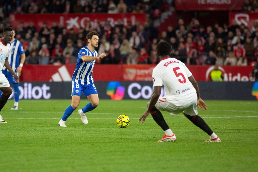 Σεβίλλη – Αλαβές 1-1: Άντεξε με δέκα παίκτες και πήρε τον βαθμό η ομάδα του Αλμέιδα