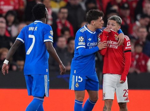 Χαμός στο Μπενφίκα – Ρεάλ: Ο Βινίσιους έβαλε γκολάρα και ακολούθησε διακοπή για ρατσιστική επίθεση εναντίον του (vids)