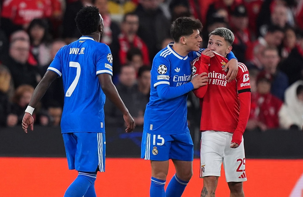 Χαμός στο Μπενφίκα – Ρεάλ: Ο Βινίσιους έβαλε γκολάρα και ακολούθησε διακοπή για ρατσιστική επίθεση εναντίον του (vids)