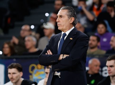 Σκαριόλο: «Δεν έχω ξαναδεί ομάδα να κερδίζει χωρίς να παίζει καλή άμυνα»