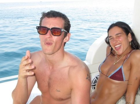 H Ντούα Λίπα εύχεται «Χρόνια Πολλά» στον αγαπημένο της Κάλουμ Τέρνερ με μια δόση καυτού καλοκαιριού