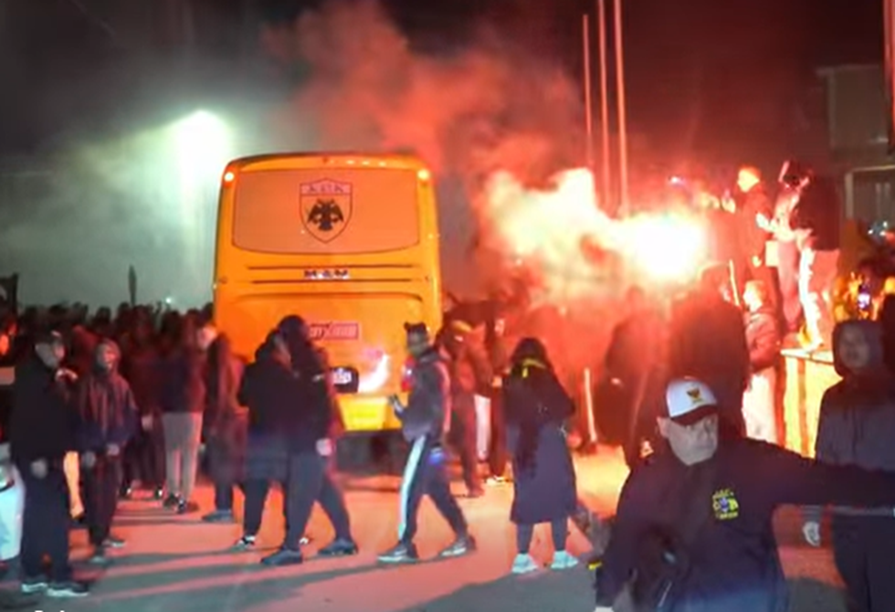 Εντυπωσιακή υποδοχή για την αποστολή της ΑΕΚ στον Βόλο (vid)