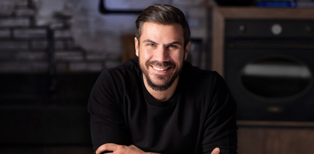 Σοβαρό ατύχημα για τον Άκη Πετρετζίκη: Τι συνέβη στον γνωστό σεφ (vid)