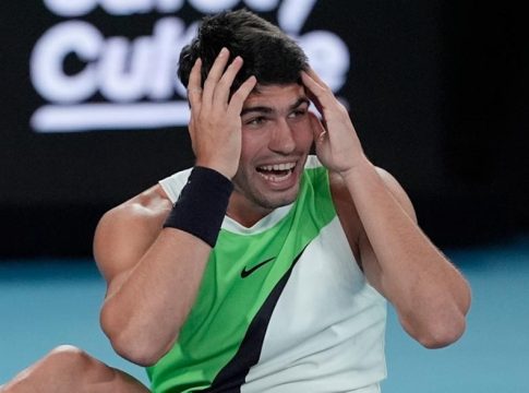 Ο Αλκαράθ νίκησε τον Τζόκοβιτς και μετά τον αποθέωσε: «Είσαι πηγή έμπνευσης για μένα»