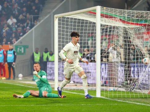 Άουγκσμπουργκ – Κολωνία 2-0: Από νίκη σε νίκη και… αγκαλιά με την παραμονή