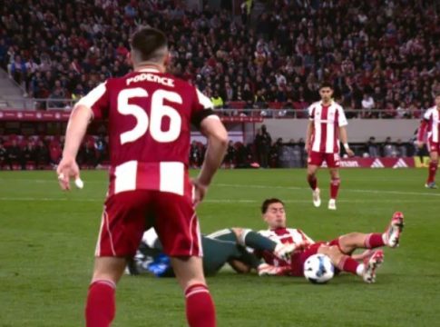 Πολύ σκληρό μαρκάρισμα του Καλάμπρια στον Έσε – Κίτρινη κάρτα έδειξε ο Λάμπρεχτς, παρά τις έντονες διαμαρτυρίες των «ερυθρόλευκων» για κόκκινη (vid)