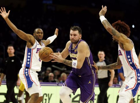 Λέικερς – Σίξερς 119-115: Νίκη και… ανησυχία στο Λος Άντζελες – Τραυματίστηκε ο Ντόντσιτς (vids)