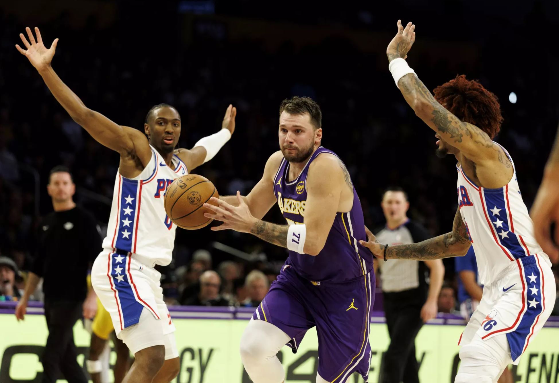 Λέικερς – Σίξερς 119-115: Νίκη και… ανησυχία στο Λος Άντζελες – Τραυματίστηκε ο Ντόντσιτς (vids)