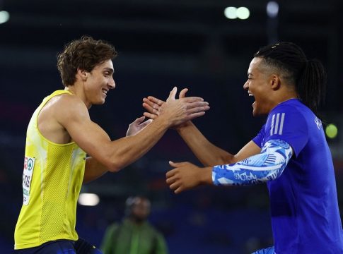 Η επική ατάκα του Καραλή στον… τραγουδιστή Ντουπλάντις (vid)