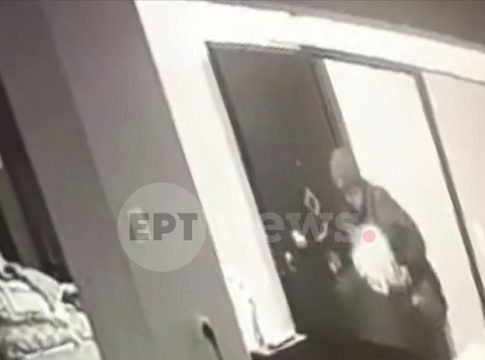 Νέο βίντεο από την Κυψέλη: Η στιγμή που ο 64χρονος χτυπά μέσα στο σπίτι της τη μητέρα της 25χρονης ΑμεΑ