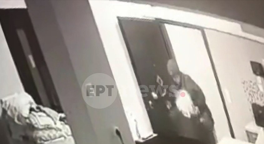 Νέο βίντεο από την Κυψέλη: Η στιγμή που ο 64χρονος χτυπά μέσα στο σπίτι της τη μητέρα της 25χρονης ΑμεΑ