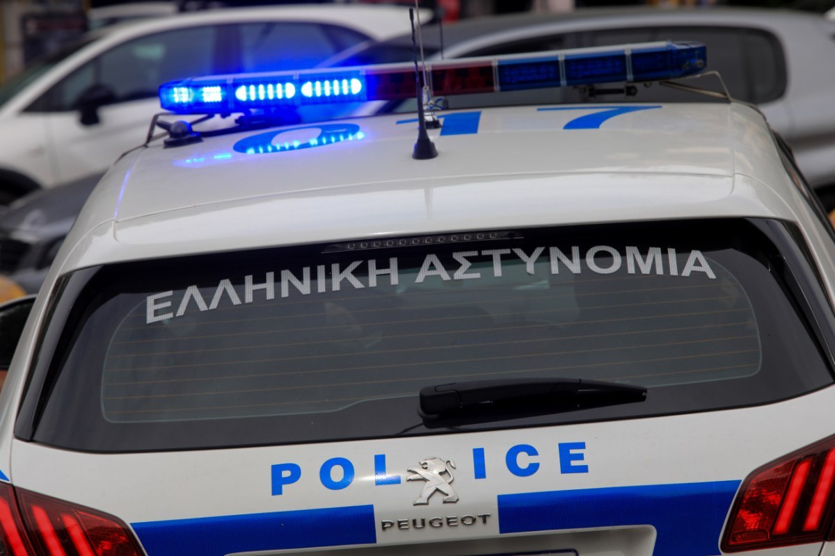 Κινηματογραφική καταδίωξη στο Αιγάλεω: 21χρονος έπεσε σε τζαμαρία και συνελήφθη