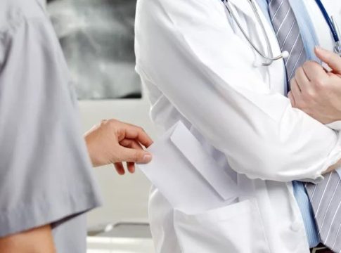 Ένοχος για φακελάκι ο διευθυντής του Ιπποκρατείου – Ποια η ποινή του