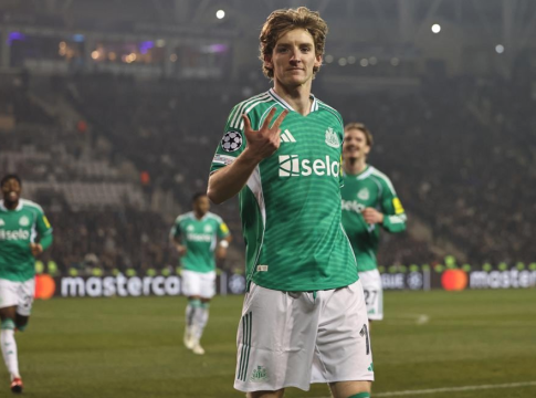 Ασύλληπτο: Πέντε γκολ στο ημίχρονο η Νιούκαστλ στην Καραμπάγκ, τα τέσσερα ο Γκόρντον που έγραψε ιστορία (vids)