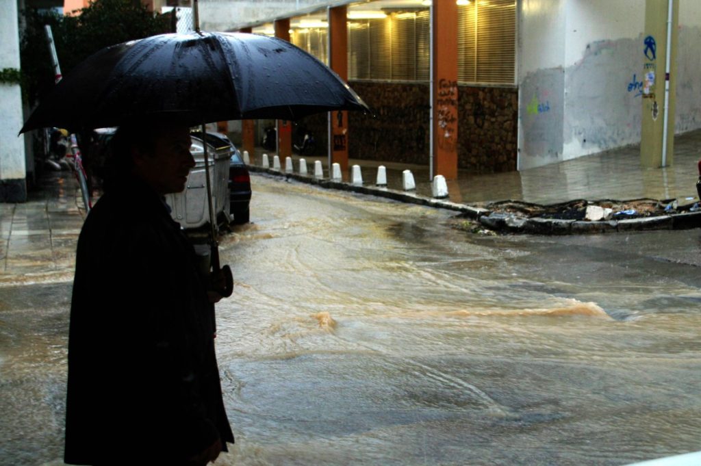 Καιρός: Σε εξέλιξη το πρώτο κύμα κακοκαιρίας – Άνοιξαν οι ουρανοί στην Αττική – «Βροχή» τα 112 στην επικράτεια