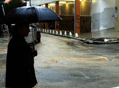 Καιρός: Σε εξέλιξη το πρώτο κύμα κακοκαιρίας – Άνοιξαν οι ουρανοί στην Αττική – «Βροχή» τα 112 στην επικράτεια