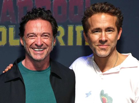 Έπος: Ράιαν Ρέινολντς και Χιου Τζάκμαν παρακολούθησαν μαζί την κλήρωση της Ρέξαμ με την Τσέλσι και έγιναν viral (vid)