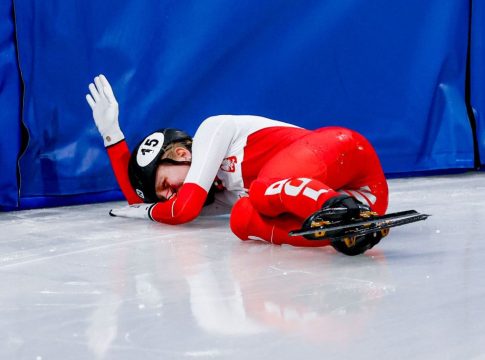 Σοκαριστικό περιστατικό στους Χειμερινούς Ολυμπιακούς Αγώνες: Αθλήτρια παραλίγο να χάσει το μάτι της από τη λεπίδα πατινιού αντιπάλου (vid)