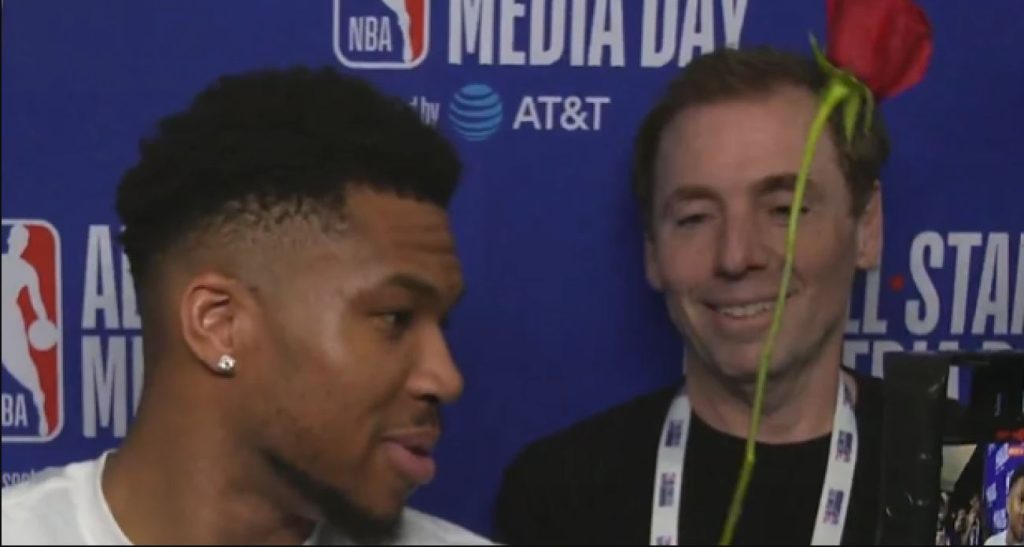 Φουλ mood Αγίου Βαλεντίνου ο Γιάννης:  Έδωσε τριαντάφυλλο σε γυναίκα ρεπόρτερ (vid)