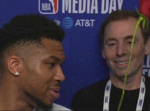 Φουλ mood Αγίου Βαλεντίνου ο Γιάννης: Έδωσε τριαντάφυλλο σε γυναίκα ρεπόρτερ (vid)