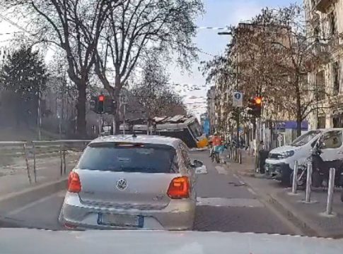 Η στιγμή του εκτροχιασμού του τραμ στο Μιλάνο με 2 νεκρούς και 39 τραυματίες (vid)