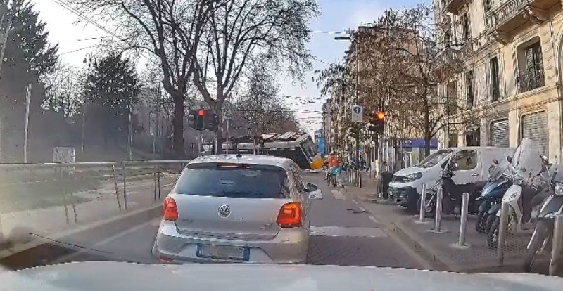 Η στιγμή του εκτροχιασμού του τραμ στο Μιλάνο με 2 νεκρούς και 39 τραυματίες (vid)