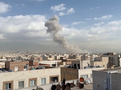 «Θρίλερ» με την τύχη του Χαμενεΐ – Reuters: Νεκρός ο Ιρανός υπουργός Άμυνας και ο διοικητής των Φρουρών της Επανάστασης