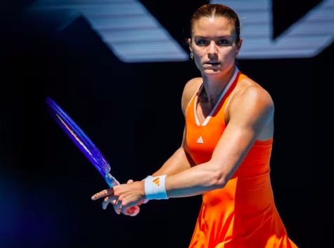 Το χαμόγελο «λέει» τα πάντα για την Σάκκαρη (vids)