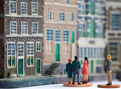 Η στεγαστική κρίση απειλεί τα θεμέλια της ευρωπαϊκής δημοκρατίας