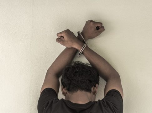 «Τα έχουμε χάσει» – Σε σοκ ο πατέρας του 20χρονου που κατηγορείται ότι βίασε ανήλικο και το βιντεοσκοπούσε