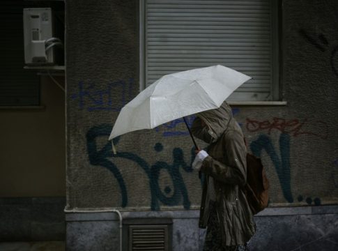 Καιρός: Καταιγίδες και ισχυροί άνεμοι την Τρίτη – Βροχές και στην Αττική