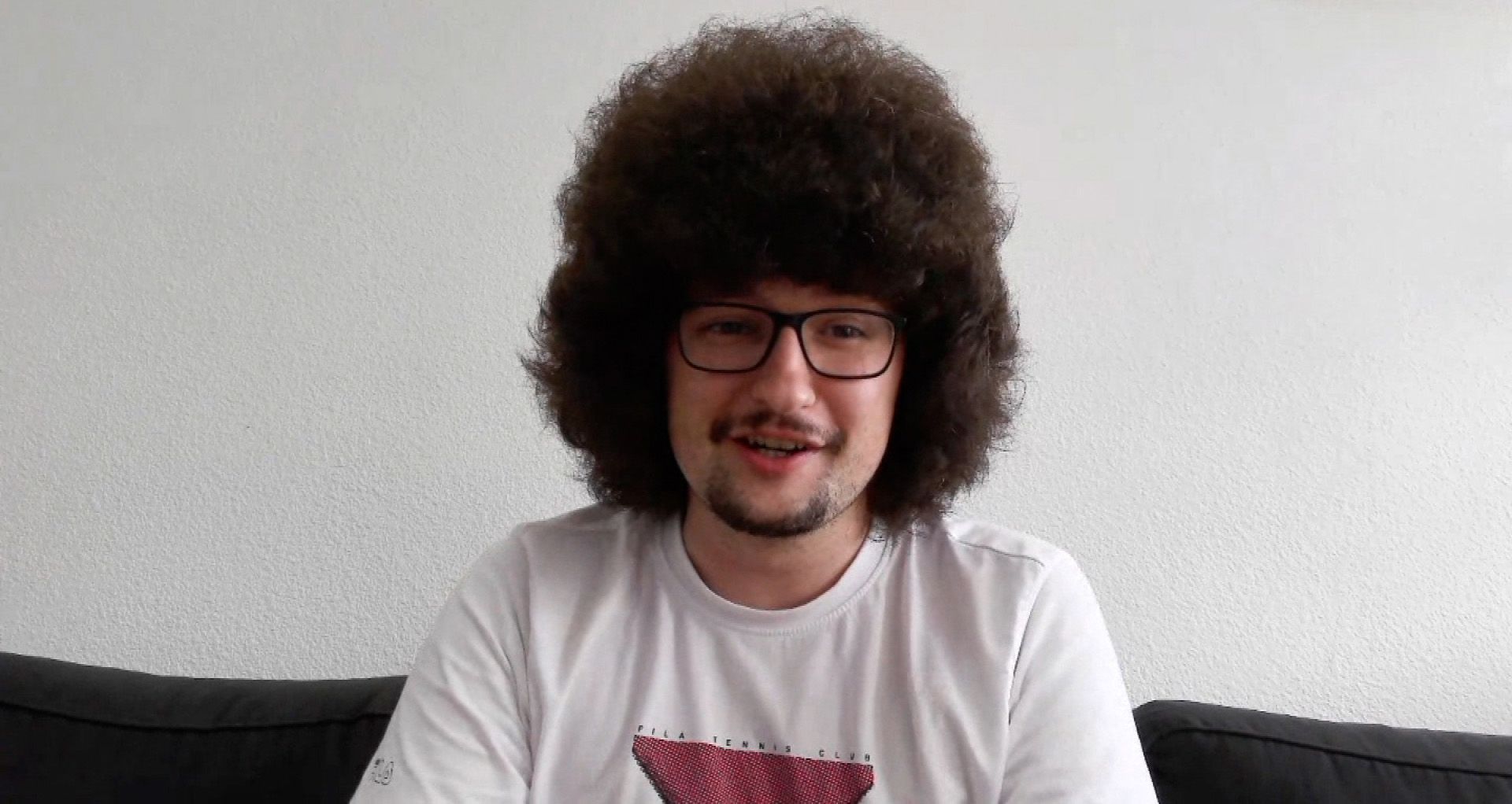 Ο οπαδός της Μάντσεστερ Γιουνάιτεντ είναι μία νίκη μακριά από το κούρεμα και «σπάει» τη σιωπή του!