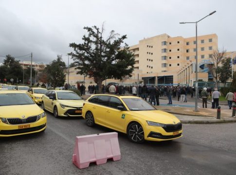 Ταξί: Άκαρπη η συνάντηση με Κυρανάκη – Με «μαραθώνιο» αγώνων προειδοποιεί το ΣΑΤΑ