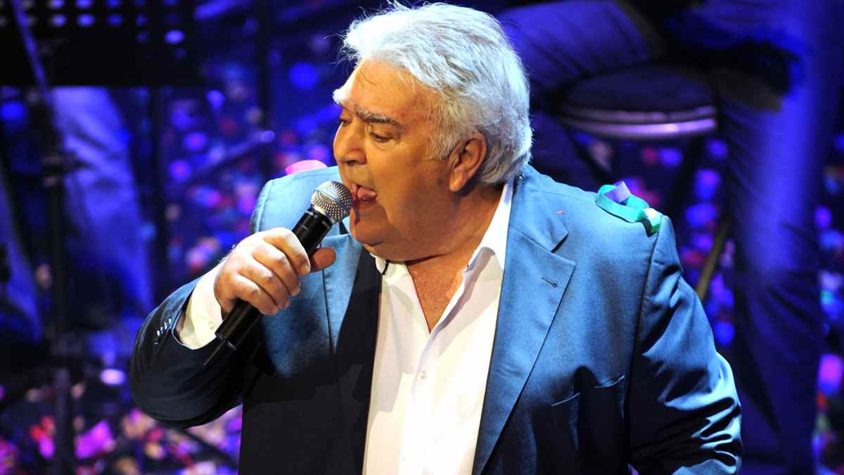 Πασχάλης Τερζής: Το νέο τραγούδι, η ξεκάθαρη στάση για το AI και η ζωή εκτός δημοσιότητας