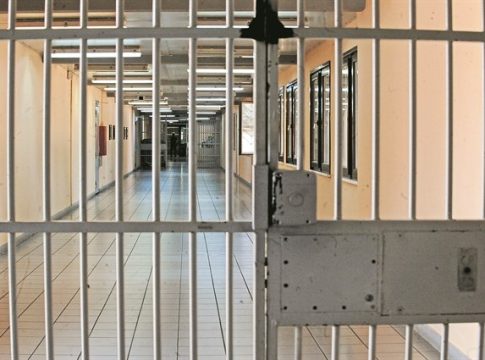 Συνέλαβαν με ναρκωτικά εξωτερικό φρουρό των Φυλακών Τρικάλων