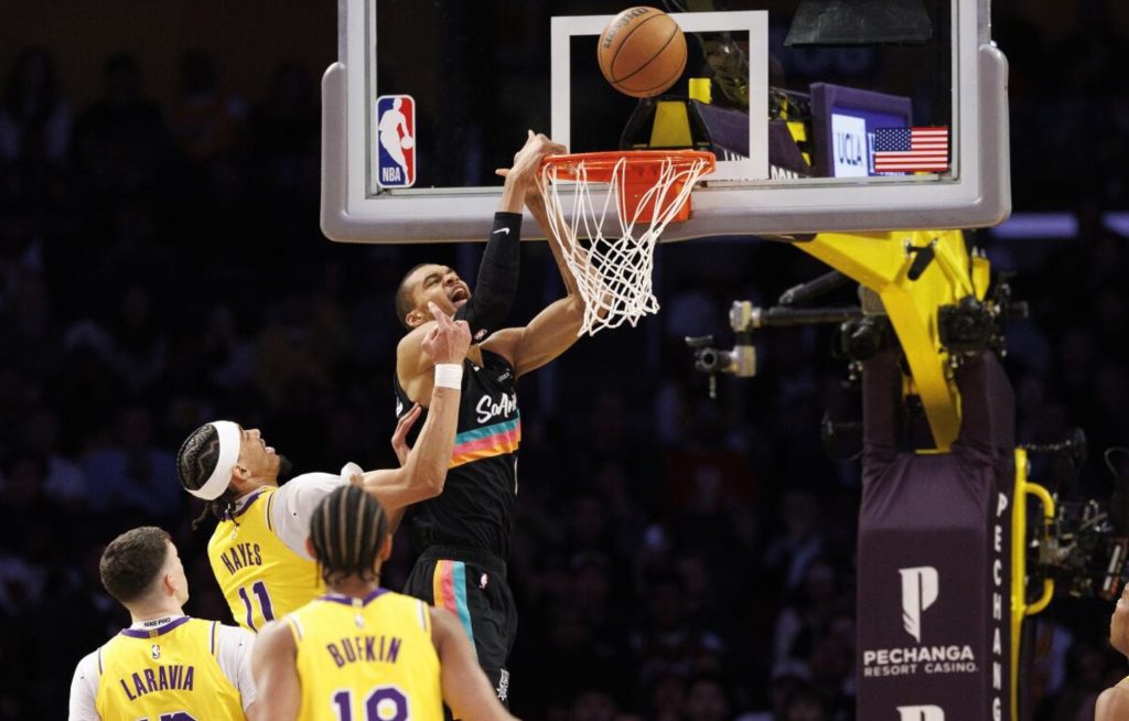 Ο Γουεμπανιάμα σάρωσε τους Λέικερς στο Λος Άντζελες – Τα αποτελέσματα του NBA (vids)